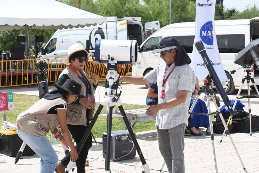 Disfrutan del eclipse desde Dolores Hidalgo, Nazas