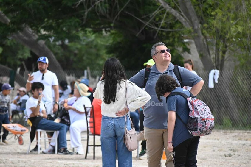 Disfrutan del eclipse desde Dolores Hidalgo, Nazas