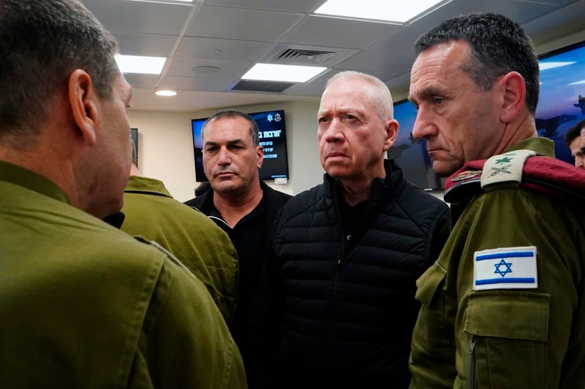 AME7286. TEL AVIV (ISRAEL), 13/04/2024.- Fotografía cedida por el Ministerio de Defensa israelí de la reunión de emergencia del Gabinete de Guerra de Israel este sábado, luego que la Guardia Revolucionaria iraní afirmara este sábado que lanzó un ataque con docenas de misiles y drones contra Israel en respuesta al bombardeo contra el consulado de Irán en Siria, en la sede del Ministerio de Defensa en Tel Aviv (Israel).  EFE/ Ariel Hermoni/Imod /SOLO USO EDITORIAL/ SOLO DISPONIBLE PARA ILUSTRAR LA NOTICIA QUE ACOMPAÑA (CRÉDITO OBLIGATORIO)