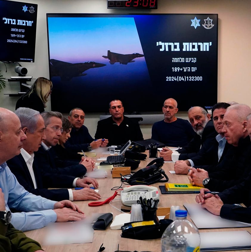 AME7287. TEL AVIV (ISRAEL), 13/04/2024.- Fotografía cedida por el Ministerio de Defensa israelí de la reunión de emergencia del Gabinete de Guerra de Israel este sábado, luego que la Guardia Revolucionaria iraní afirmara este sábado que lanzó un ataque con docenas de misiles y drones contra Israel en respuesta al bombardeo contra el consulado de Irán en Siria, en la sede del Ministerio de Defensa en Tel Aviv (Israel).  EFE/ Ariel Hermoni/Imod /SOLO USO EDITORIAL/ SOLO DISPONIBLE PARA ILUSTRAR LA NOTICIA QUE ACOMPAÑA (CRÉDITO OBLIGATORIO)