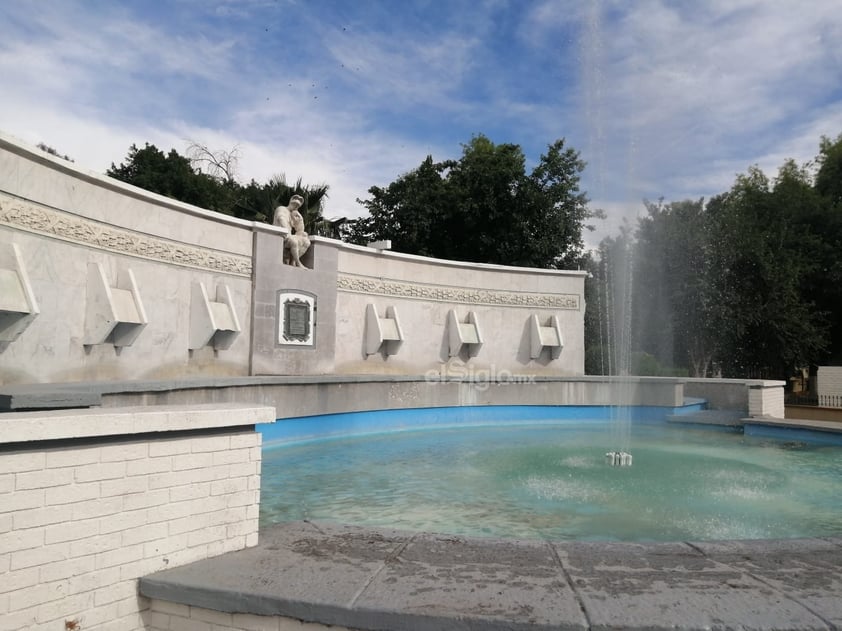 Fuente del pensador. El lugar más icónico de la Alameda. Es sin duda el más admirado y punto de referencia para quienes por alguna razón se citan en este lugar.