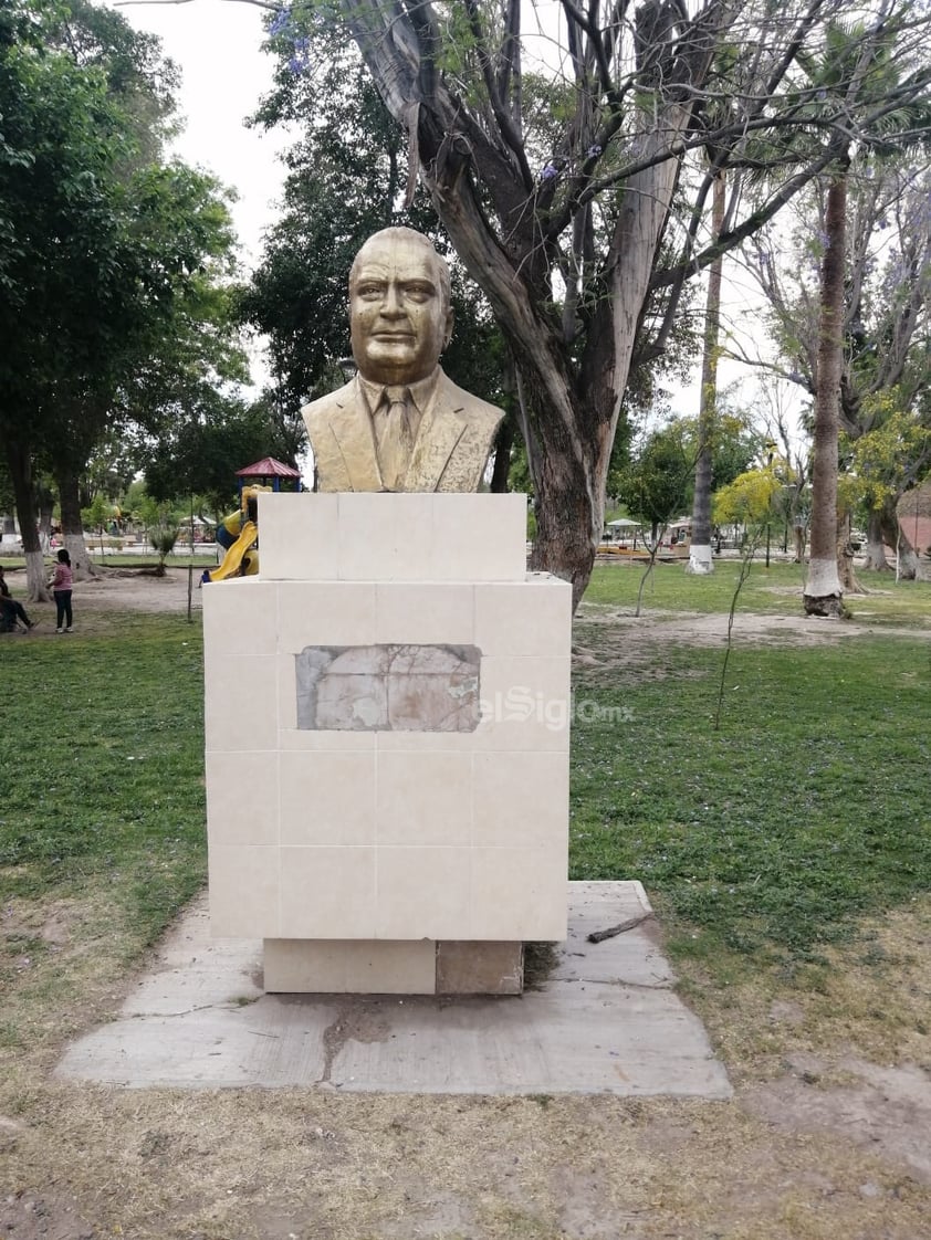 Olvidados.
Bustos en homenaje a personajes que aportaron a la región podemos encontrar, pero sin placas ya, que indiquen de quién se trata.