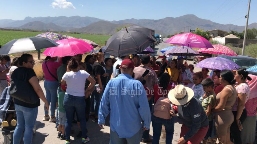 Bloquean carretera por deficiencias en el servicio de transporte en ejidos