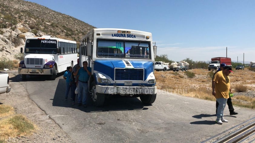 Bloquean carretera por deficiencias en el servicio de transporte en ejidos