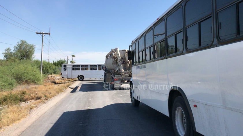 Bloquean carretera por deficiencias en el servicio de transporte en ejidos