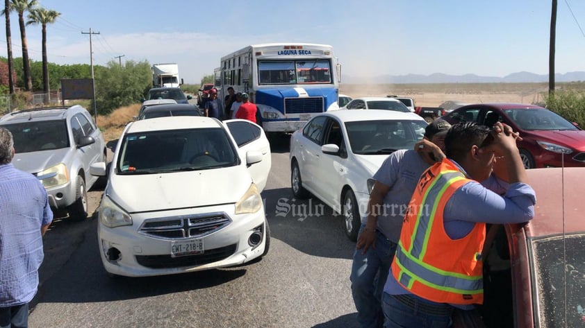 Bloquean carretera por deficiencias en el servicio de transporte en ejidos