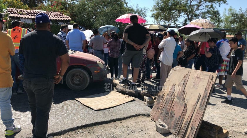 Bloquean carretera por deficiencias en el servicio de transporte en ejidos