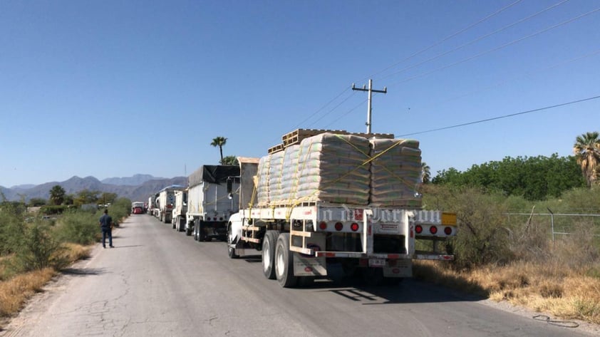 Bloquean carretera por deficiencias en el servicio de transporte en ejidos