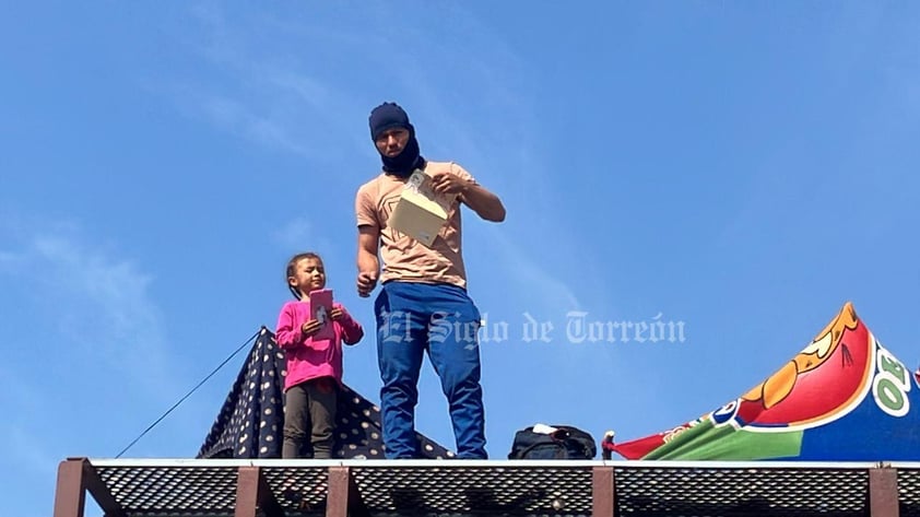 Niños migrantes reciben regalos en este Día del niño en La Laguna