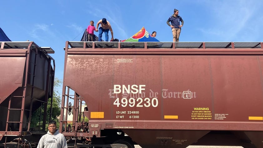 Niños migrantes reciben regalos en este Día del niño en La Laguna