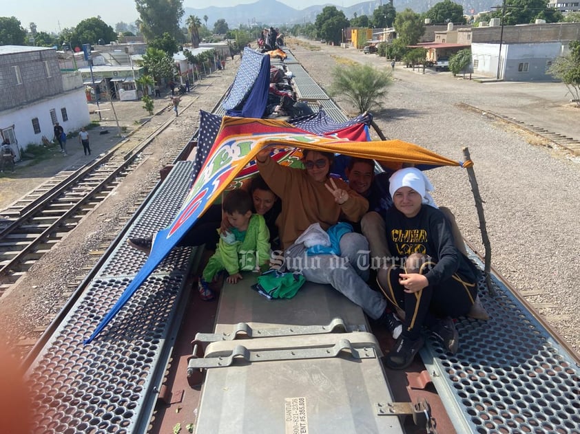 Niños migrantes reciben regalos en este Día del niño en La Laguna