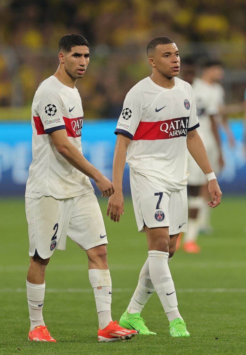 Dortmund (Germany), 01/05/2024.- PSG's Kylian Mbappe (R) and Achraf Hakimi (L) walk on the pitch after losing the UEFA Champions League semi final, 1st leg match between Borussia Dortmund and Paris Saint-Germain in Dortmund, Germany, 01 May 2024. (Liga de Campeones, Alemania, Rusia) EFE/EPA/FRIEDEMANN VOGEL