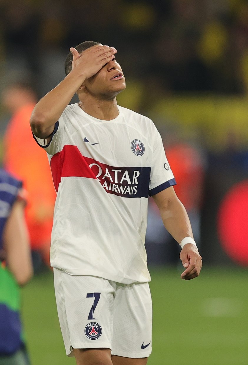 Dortmund (Germany), 01/05/2024.- PSG's Kylian Mbappe puts a hand on his face after losing the UEFA Champions League semi final, 1st leg match between Borussia Dortmund and Paris Saint-Germain in Dortmund, Germany, 01 May 2024. (Liga de Campeones, Alemania, Rusia) EFE/EPA/FRIEDEMANN VOGEL