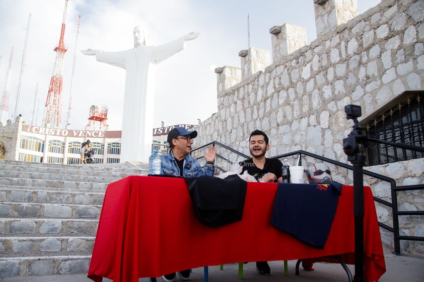 Adal Ramones causa revuelo en el Cristo de las Noas