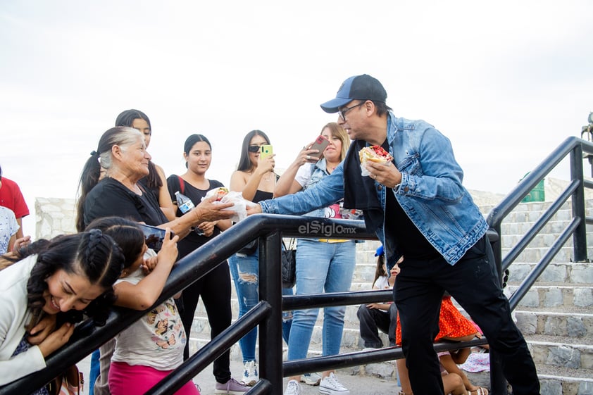 Adal Ramones causa revuelo en el Cristo de las Noas