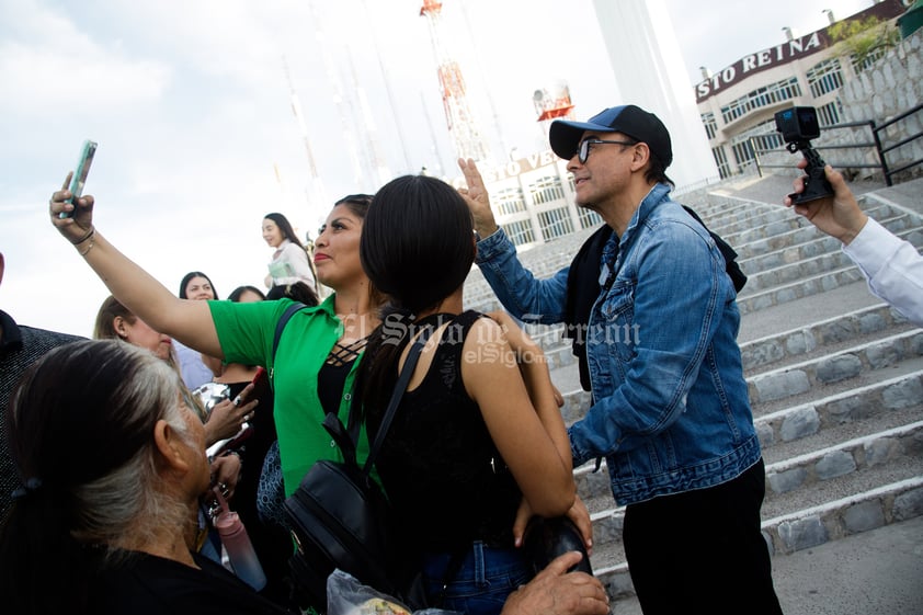 Adal Ramones causa revuelo en el Cristo de las Noas