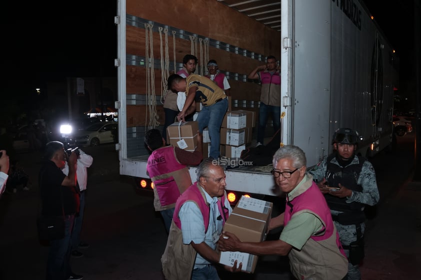 Arriban boletas electorales a la junta distrital 05 del INE en Torreón