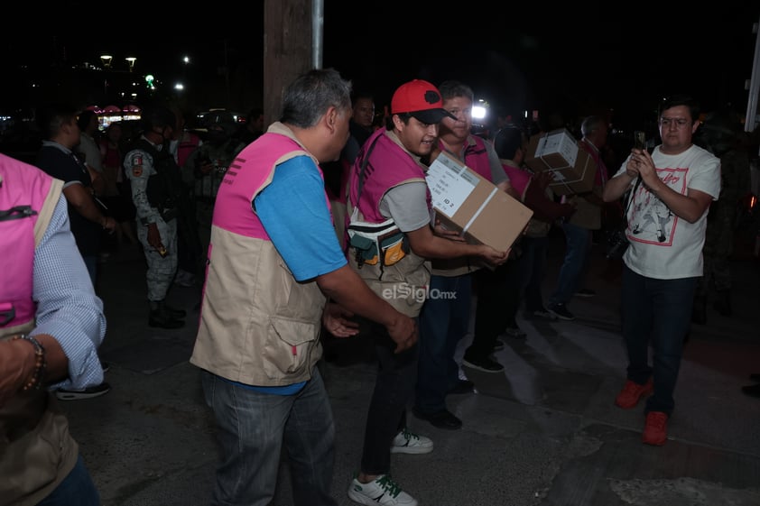 Arriban boletas electorales a la junta distrital 05 del INE en Torreón