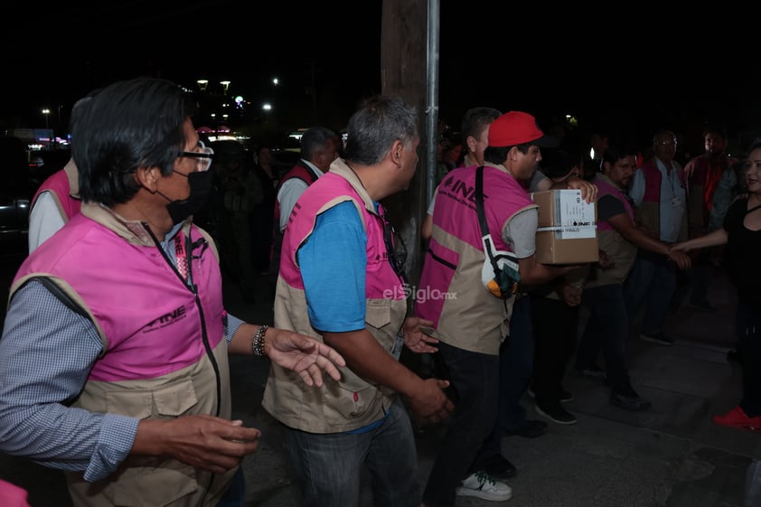 Arriban boletas electorales a la junta distrital 05 del INE en Torreón