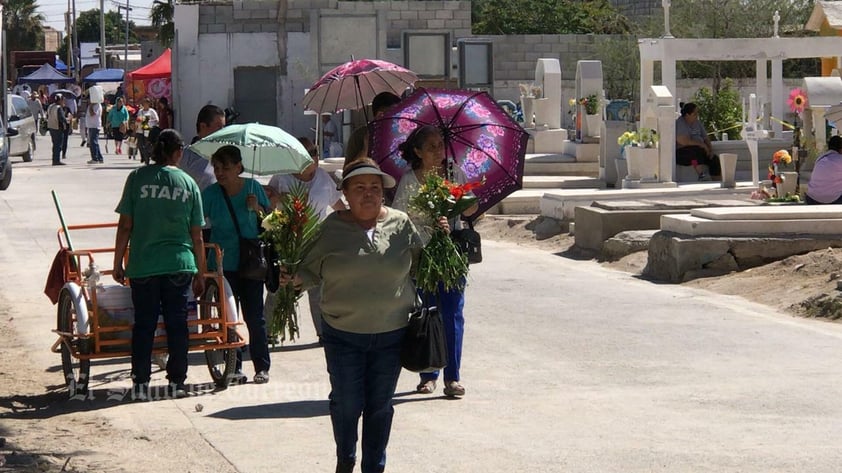 En día de las madres visitan panteones