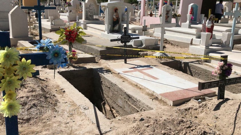 En día de las madres visitan panteones