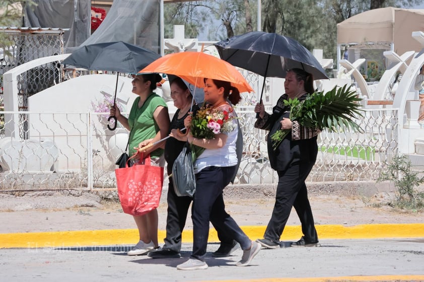 En día de las madres visitan panteones