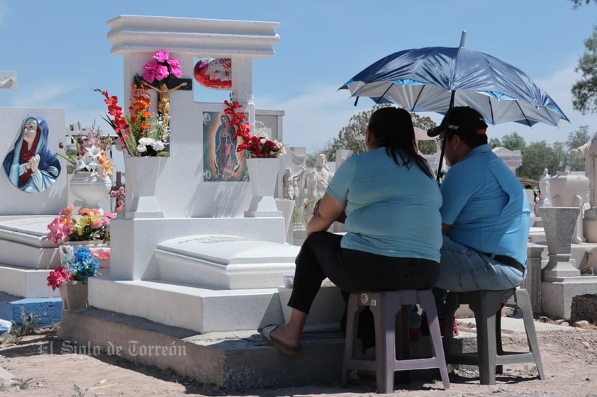 En día de las madres visitan panteones