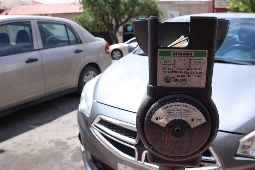 En avenidas como la Matamoros hay algunos parquímetros inservibles, y solamente permanecen las carcasas con basura adentro o en la parte superior.