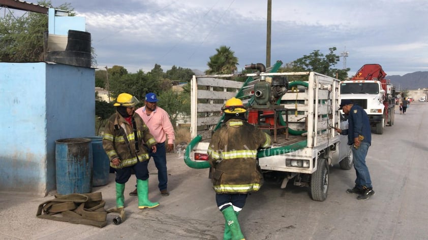 Se desborda canal de riego e inunda ejido Vergel  en Gómez Palacio