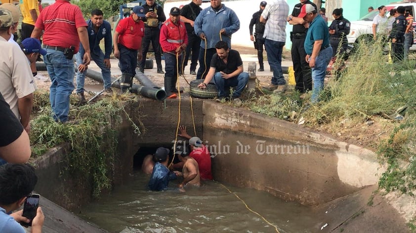 Se desborda canal de riego e inunda ejido Vergel  en Gómez Palacio