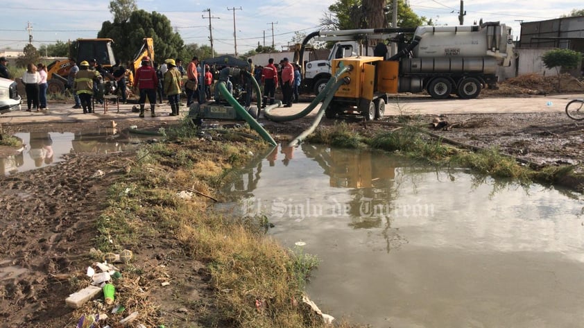 Se desborda canal de riego e inunda ejido Vergel  en Gómez Palacio