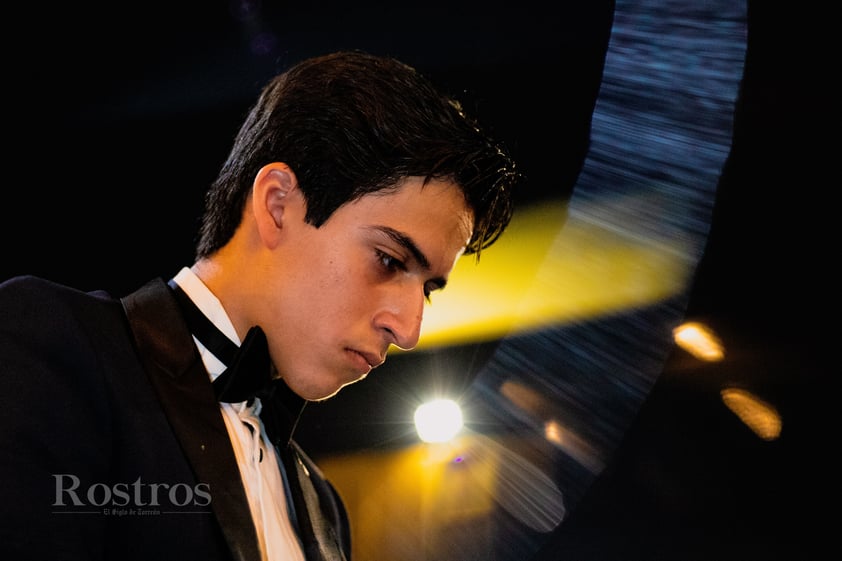 Raúl Salazar, juventud al piano