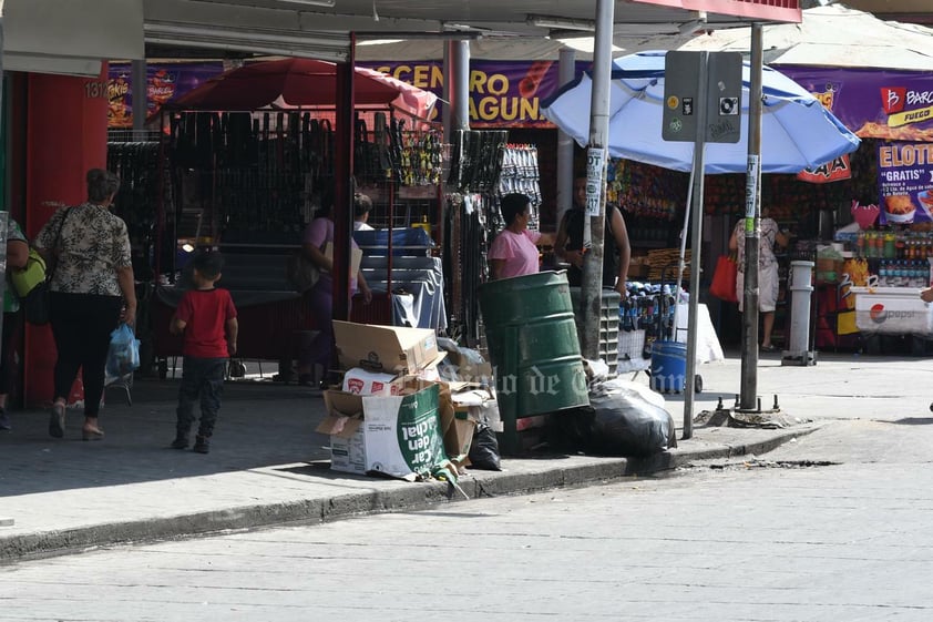 Basura cercana a puestos de venta de comida.