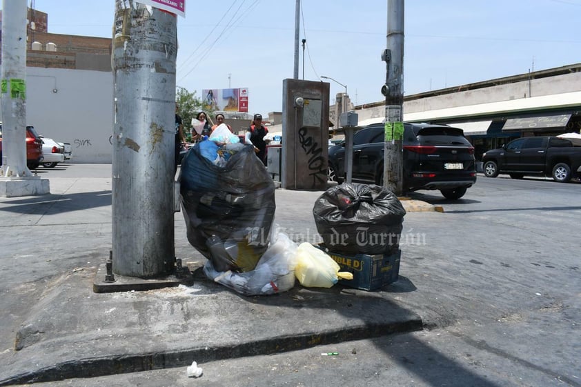 Basura colocada en medio de la calle.