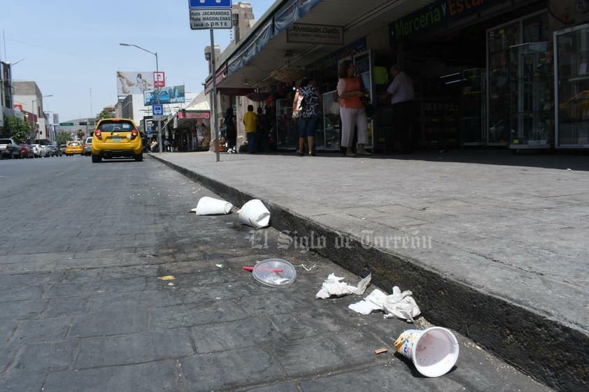 En plena ola de calor, las calles de Torreón están repletas de basura