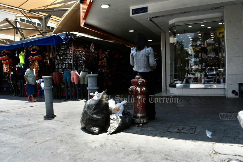 En plena ola de calor, las calles de Torreón están repletas de basura