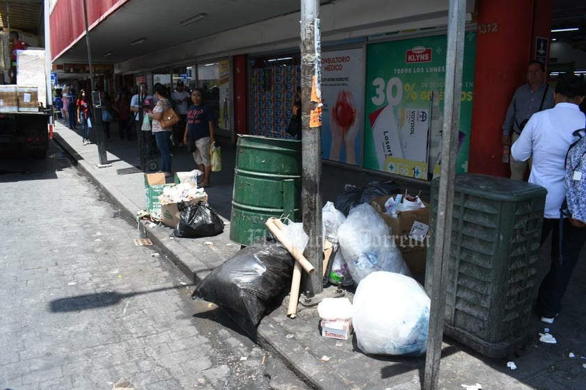 En plena ola de calor, las calles de Torreón están repletas de basura