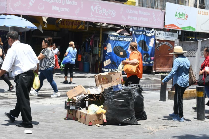 Basura en medio de pasos peatonales.