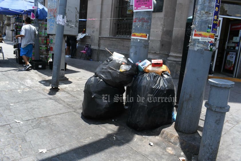 En plena ola de calor, las calles de Torreón están repletas de basura