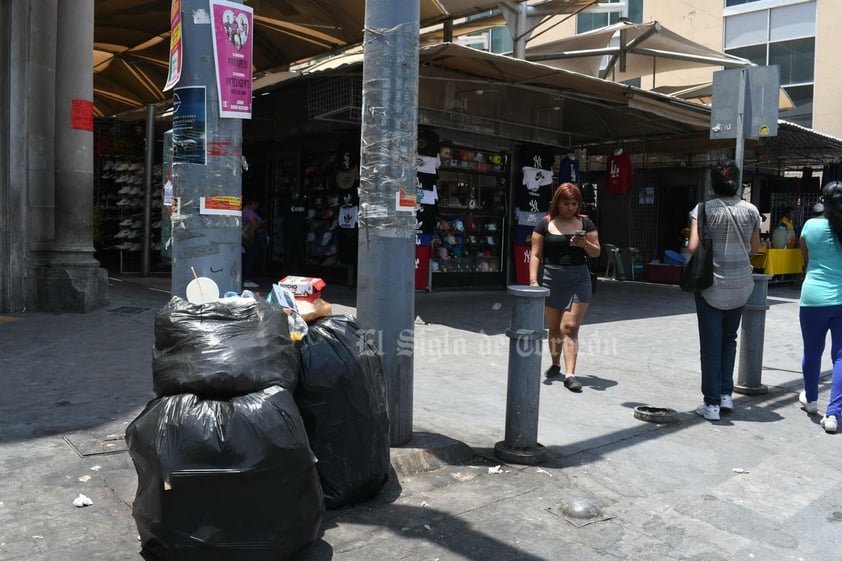 En plena ola de calor, las calles de Torreón están repletas de basura