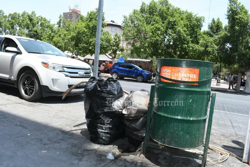 En plena ola de calor, las calles de Torreón están repletas de basura