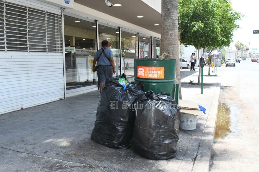 En plena ola de calor, las calles de Torreón están repletas de basura