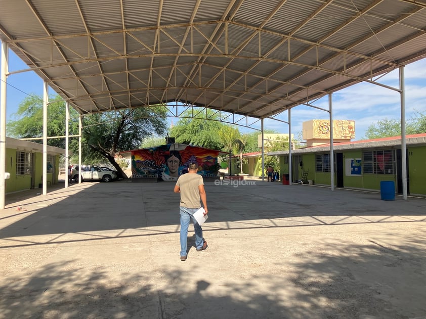 Por calor toman las clases al exterior en Gómez Palacio