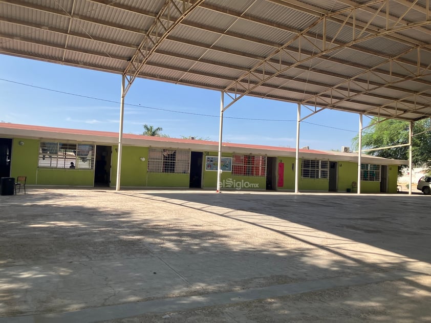 Por calor toman las clases al exterior en Gómez Palacio