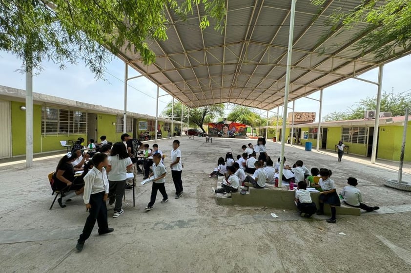 Por calor toman las clases al exterior en Gómez Palacio