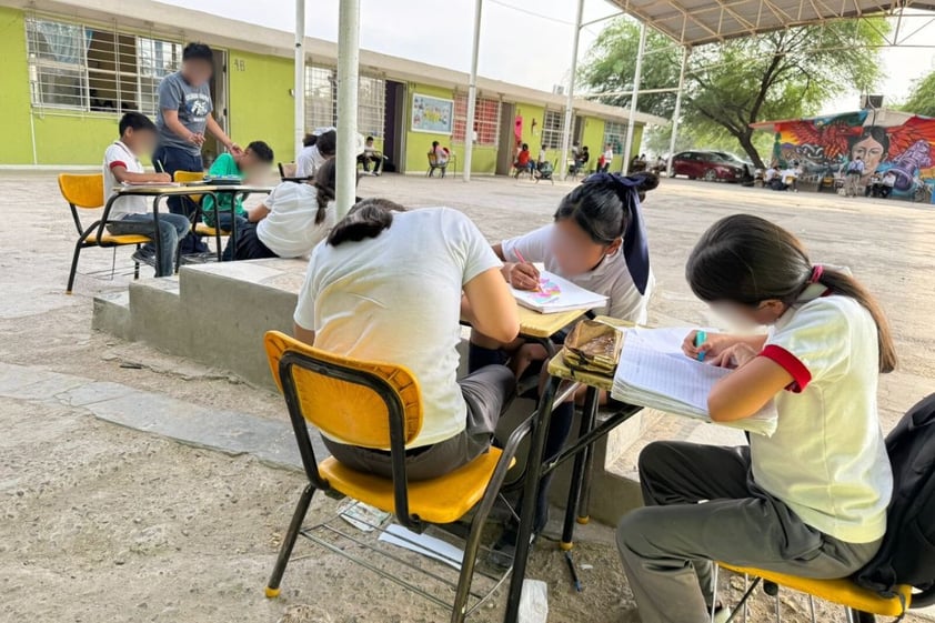 Por calor toman las clases al exterior en Gómez Palacio