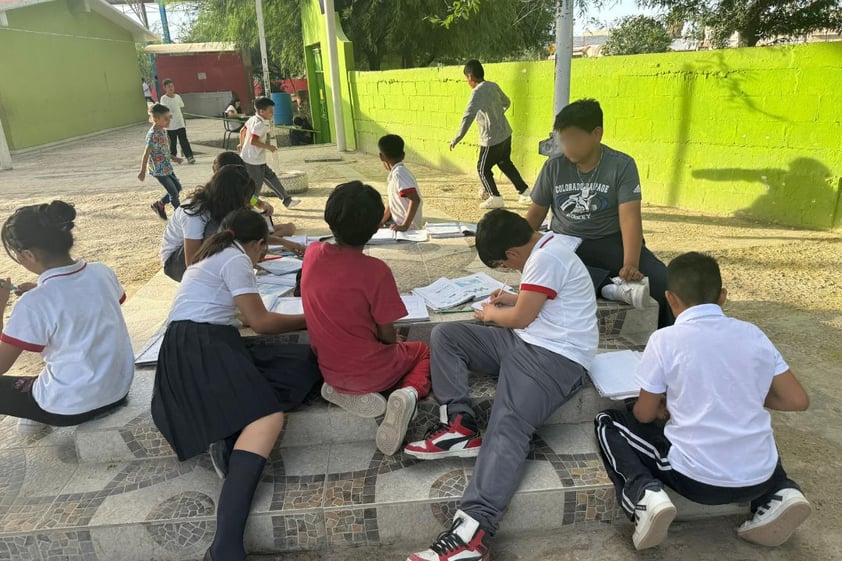 Por calor toman las clases al exterior en Gómez Palacio