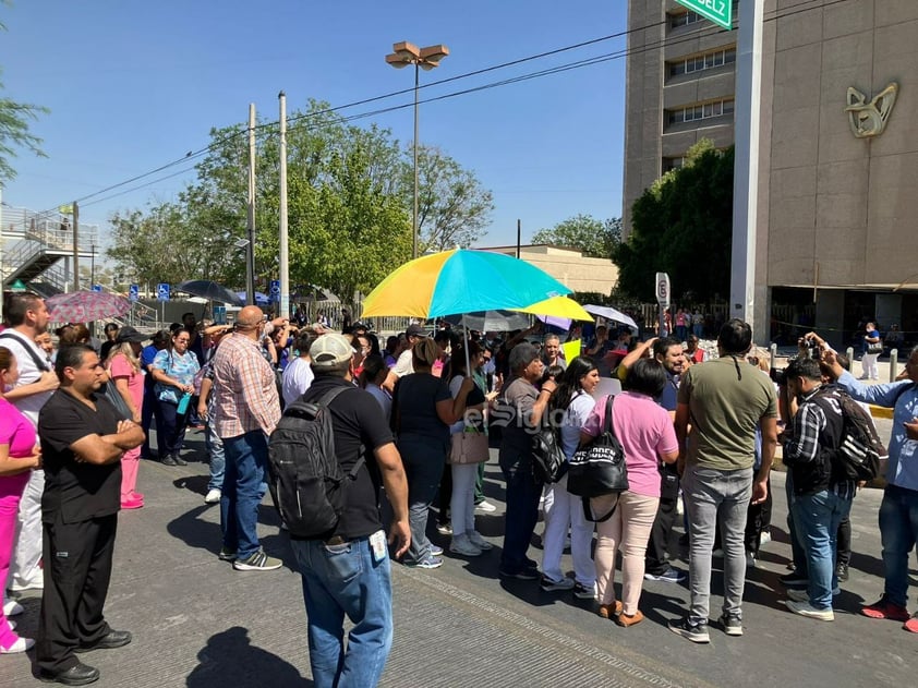 Por falta de aire acondicionado, personal de clínica 71 del IMSS bloquea bulevar Revolución