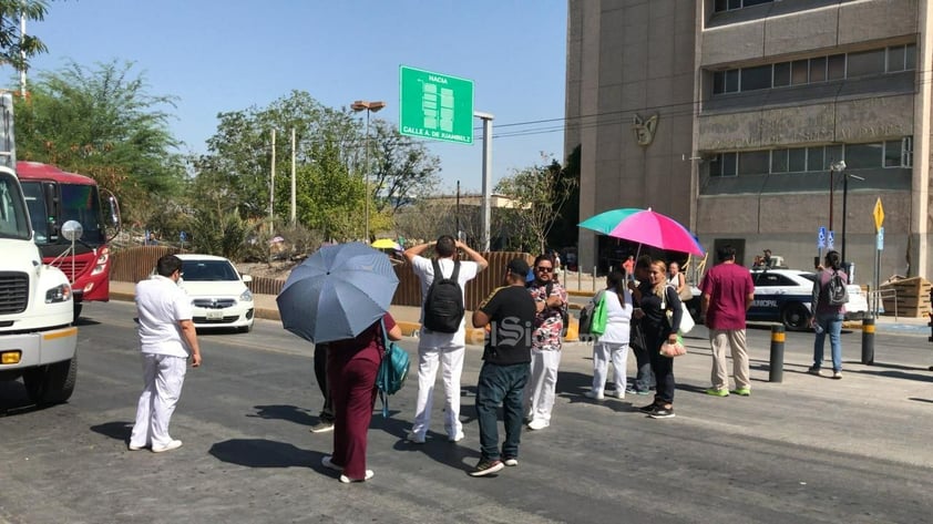 Por falta de aire acondicionado, personal de clínica 71 del IMSS bloquea bulevar Revolución