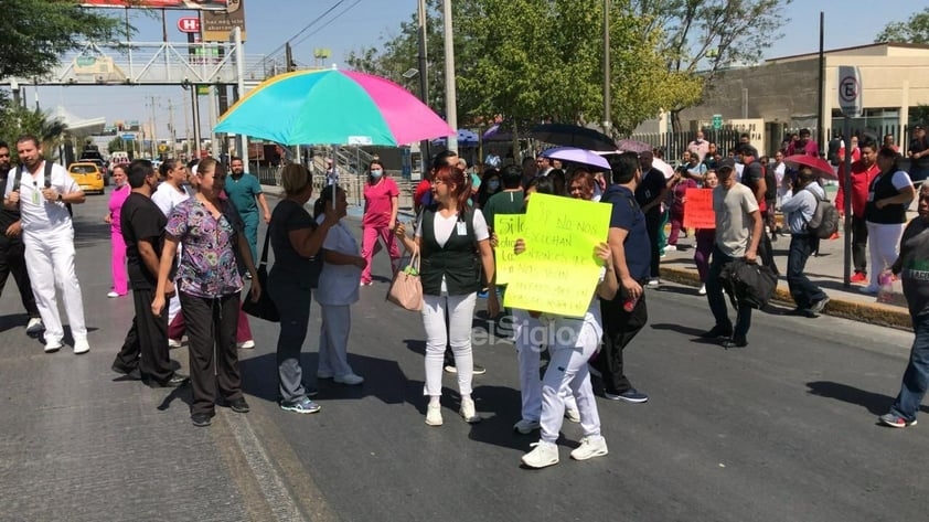 Por falta de aire acondicionado, personal de clínica 71 del IMSS bloquea bulevar Revolución